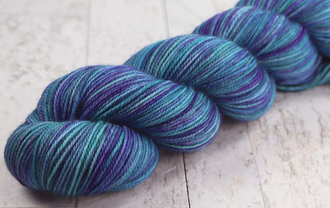 WINTER OCEAN: Fine Organic Merino - Worsted - Hand dyed self-striping yarn